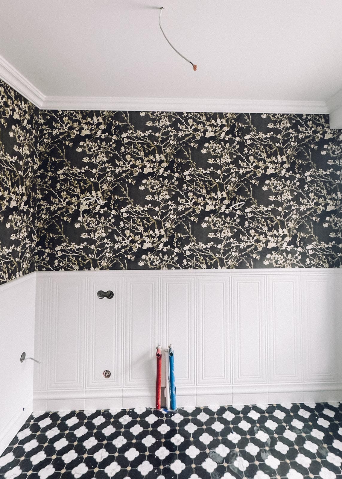 Montaż tapet w strefach mokrych – system WET z żywicą - IMG 4192