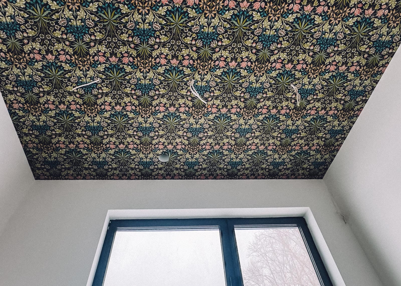 Tapetowanie sufitów Kraków – precyzyjny montaż tapet - IMG 4259
