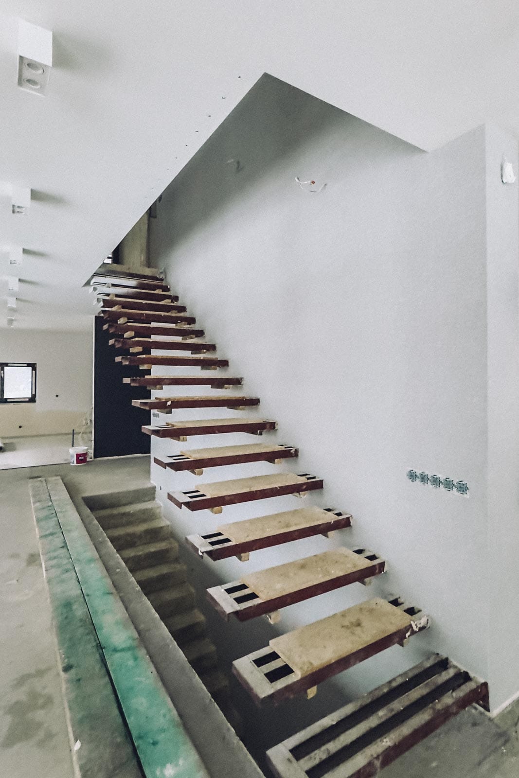 Montaż tapet na klatkach schodowych - IMG 4494