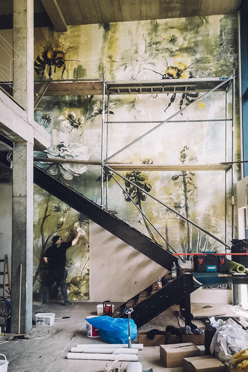 Montaż tapet na klatkach schodowych - pszczoly 03 1